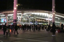 Utrecht CS ontruimd, politie doorzoekt trein