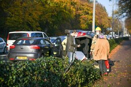 Botsing in Hilversum: auto op z&#39;n kant