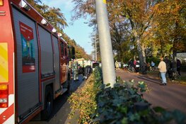Botsing in Hilversum: auto op z&#39;n kant