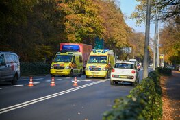 Botsing in Hilversum: auto op z&#39;n kant