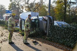Botsing in Hilversum: auto op z&#39;n kant