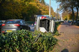 Botsing in Hilversum: auto op z&#39;n kant