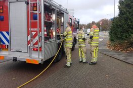 Brandweer reinigt lang stuk weg in Bussum, veel stremming