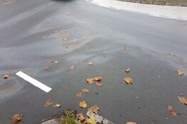 Brandweer reinigt lang stuk weg in Bussum, veel stremming