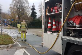 Brandweer reinigt lang stuk weg in Bussum, veel stremming