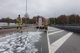Brandweer reinigt lang stuk weg in Bussum, veel stremming