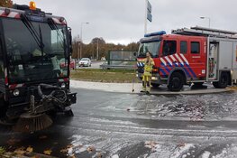 Brandweer reinigt lang stuk weg in Bussum, veel stremming