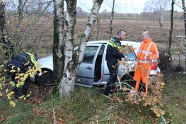 Auto raakt van de weg in Blaricum