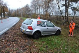 Auto raakt van de weg in Blaricum