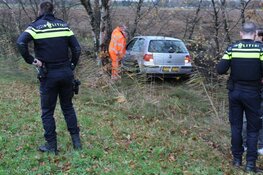 Auto raakt van de weg in Blaricum