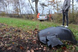 Auto raakt van de weg in Blaricum