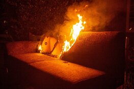 Bankstel in brand gestoken in Huizen