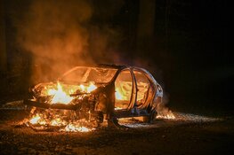 Auto volledig gestript en in brand gestoken