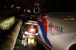 Gestolen scooter klemgereden na achtervolging vanaf Muiden