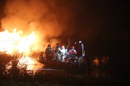 Boot volledig uitgebrand op Vecht bij Weesp
