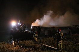 Boot volledig uitgebrand op Vecht bij Weesp