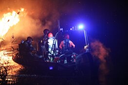 Boot volledig uitgebrand op Vecht bij Weesp