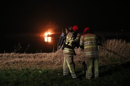 Boot volledig uitgebrand op Vecht bij Weesp