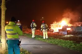 Boot volledig uitgebrand op Vecht bij Weesp
