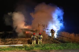 Boot volledig uitgebrand op Vecht bij Weesp