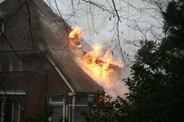 Grote brand bij woning met rieten kap in Bussum