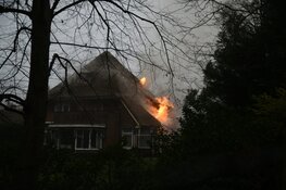 Grote brand bij woning met rieten kap in Bussum