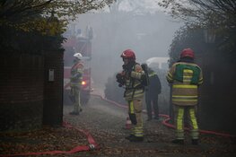 Grote brand bij woning met rieten kap in Bussum
