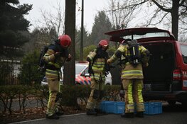 Grote brand bij woning met rieten kap in Bussum