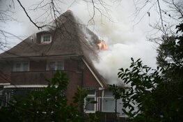Grote brand bij woning met rieten kap in Bussum