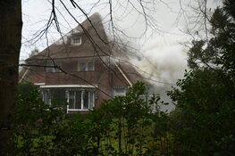 Grote brand bij woning met rieten kap in Bussum