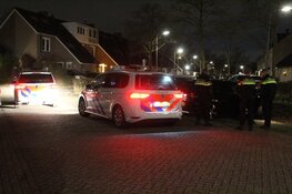 Automobilist slaat op de vlucht in Huizen