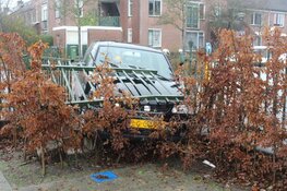 Auto slipt van de weg in Huizen en eindigt in een hekwerk