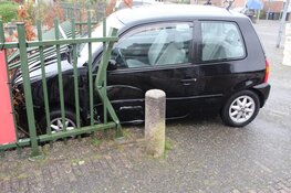 Auto slipt van de weg in Huizen en eindigt in een hekwerk