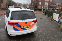 Auto slipt van de weg in Huizen en eindigt in een hekwerk