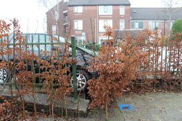 Auto slipt van de weg in Huizen en eindigt in een hekwerk