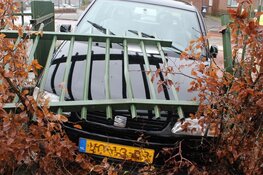 Auto slipt van de weg in Huizen en eindigt in een hekwerk