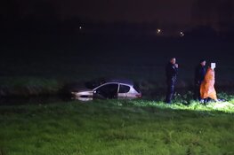Auto te water in Muiden, inzittenden gehouden