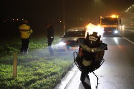 Auto te water in Muiden, inzittenden gehouden