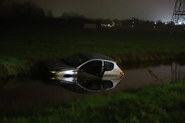 Auto te water in Muiden, inzittenden gehouden