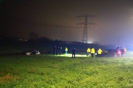 Auto te water in Muiden, inzittenden gehouden