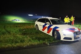Auto te water in Muiden, inzittenden gehouden