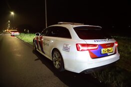 Auto te water in Muiden, inzittenden gehouden