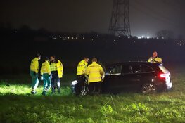 Auto te water in Muiden, inzittenden gehouden