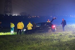 Auto te water in Muiden, inzittenden gehouden
