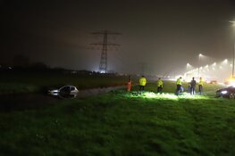Auto te water in Muiden, inzittenden gehouden