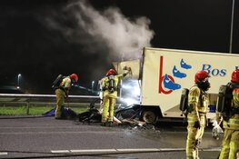 Veel schade aan visaanhanger na brand op snelweg