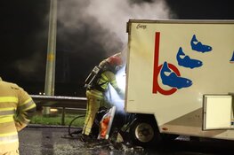 Veel schade aan visaanhanger na brand op snelweg