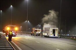 Veel schade aan visaanhanger na brand op snelweg