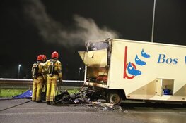 Veel schade aan visaanhanger na brand op snelweg