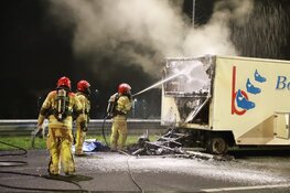 Veel schade aan visaanhanger na brand op snelweg